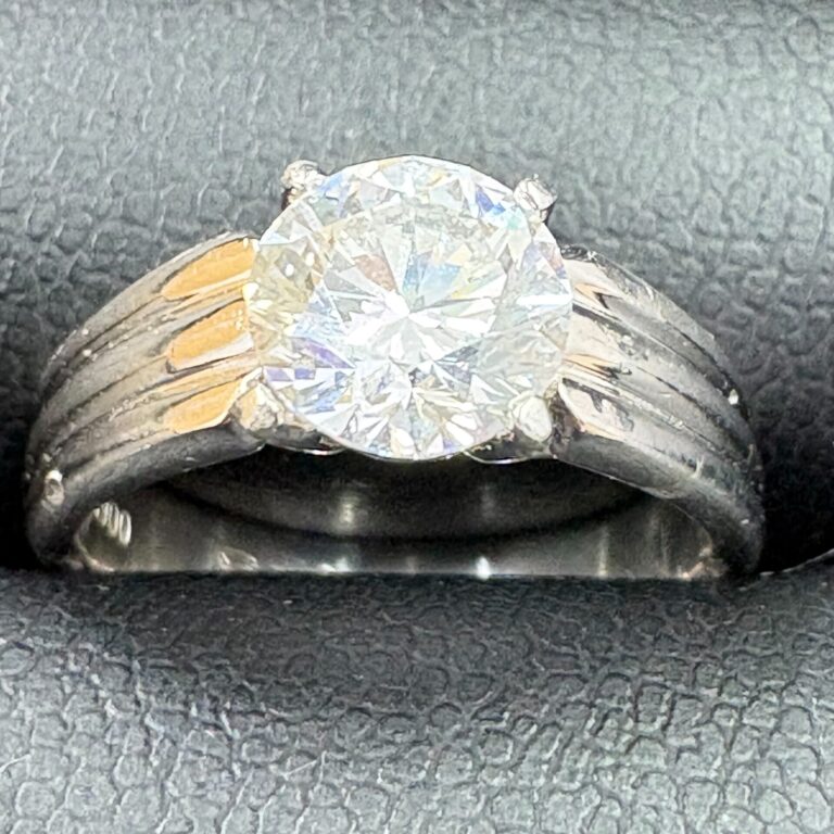 １ct ダイヤモンドリング をお譲り頂きました。